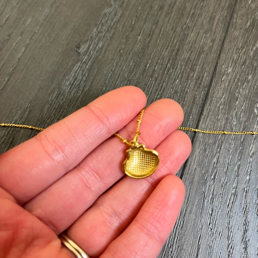 The Seaside Pendant - 18k Gold Seashell Dainty Gold Plated Necklace - Picture 9 of 11